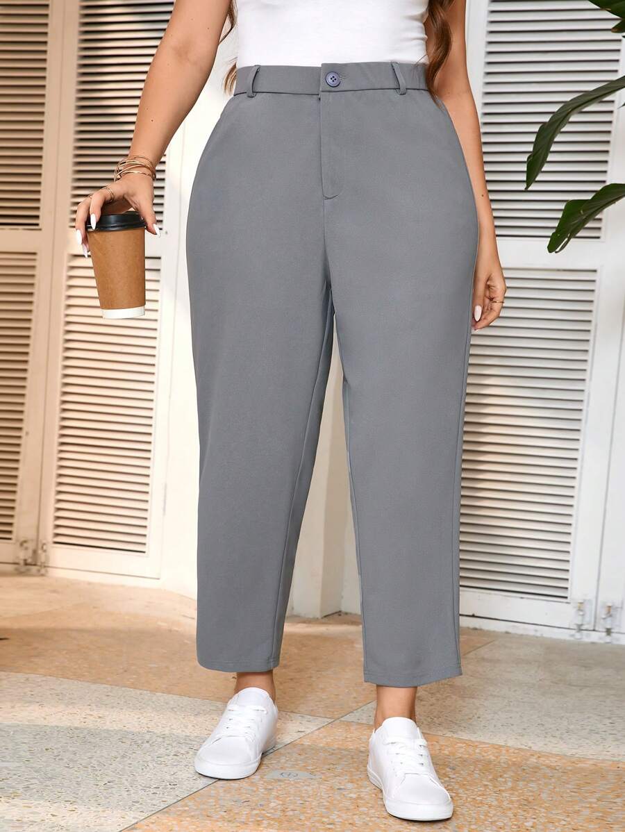 Modelagem skinny, cintura natural e caimento que alonga. Conforto e sofisticação no seu dia a dia.