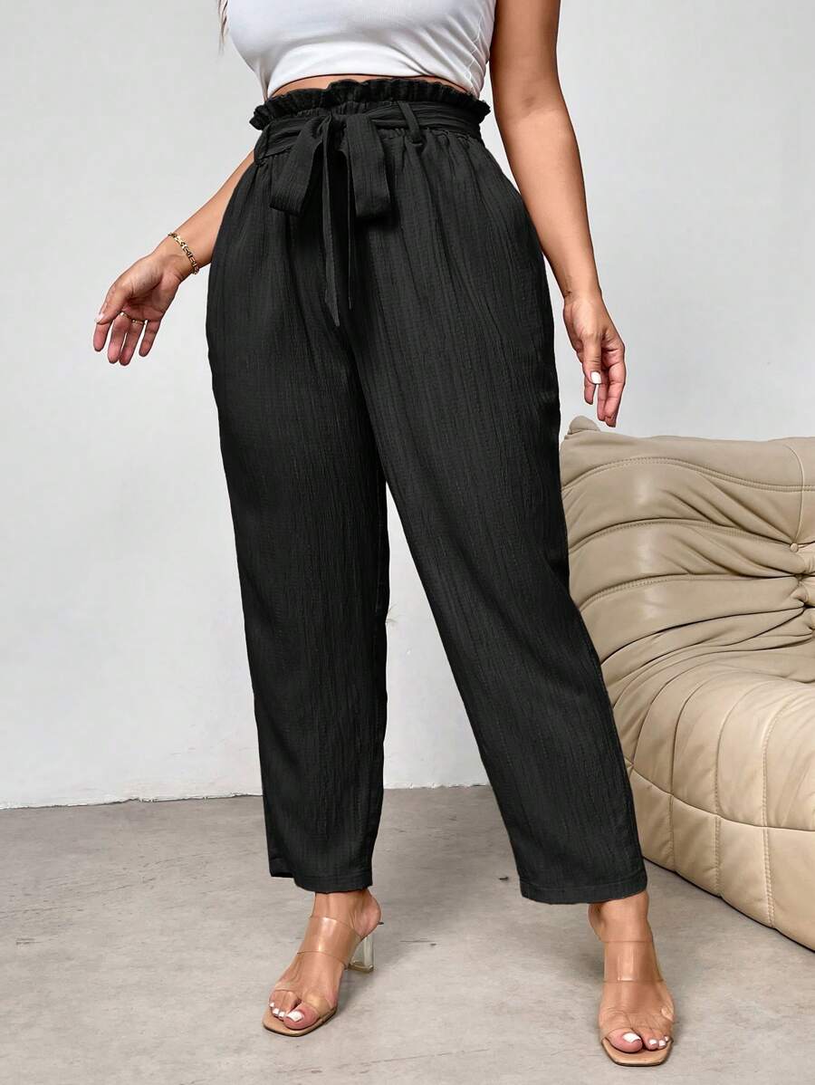Calça Social Plus Size Feminina com Bolsos e Cinto Incluso, combina elegância e conforto para valorizar suas curvas em qualquer ocasião. Produzida em 100% poliéster leve e resistente, possui cintura alta com elástico e amarração ajustável, garantindo um caimento perfeito e confortável.