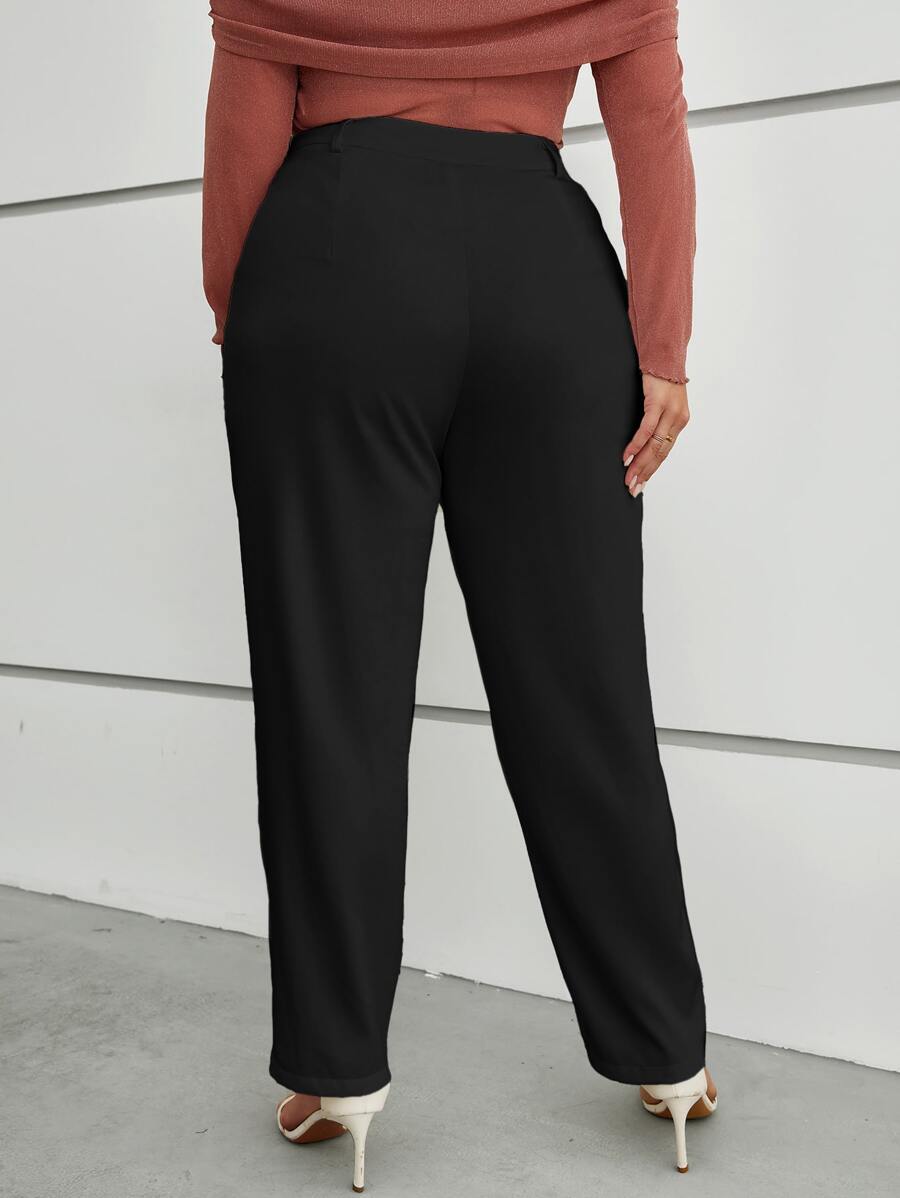 Modelagem que alonga a silhueta. Calça social preta plus size com cintura alta, zíper e caimento sofisticado.