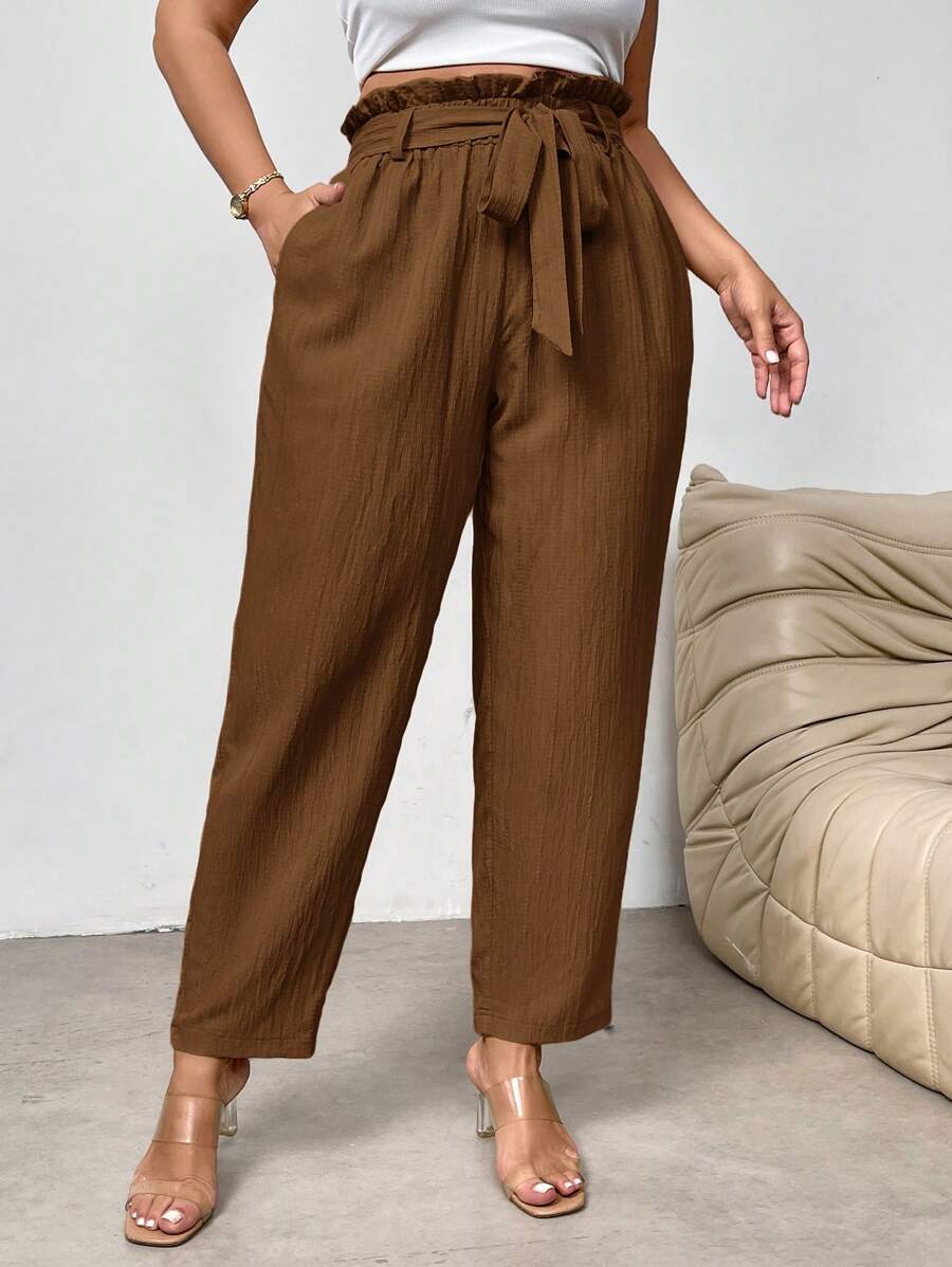 Calça Social Plus Size com Amarração – Vista-se com Estilo, combina elegância e conforto para valorizar suas curvas em qualquer ocasião. Produzida em 100% poliéster leve e resistente, possui cintura alta com elástico e amarração ajustável, garantindo um caimento perfeito e confortável.

