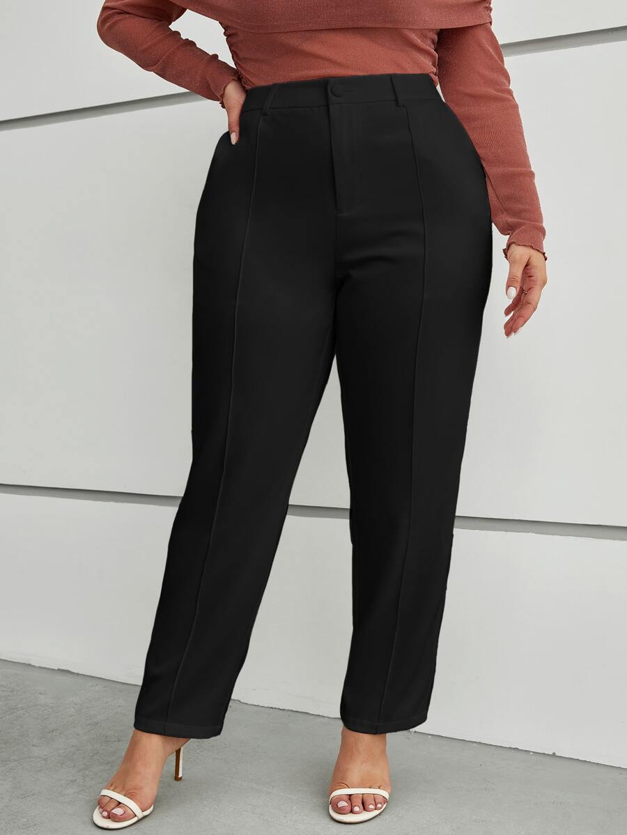 Elegância e conforto em cada detalhe. Calça social plus size preta afunilada com bolsos, forro e caimento impecável.