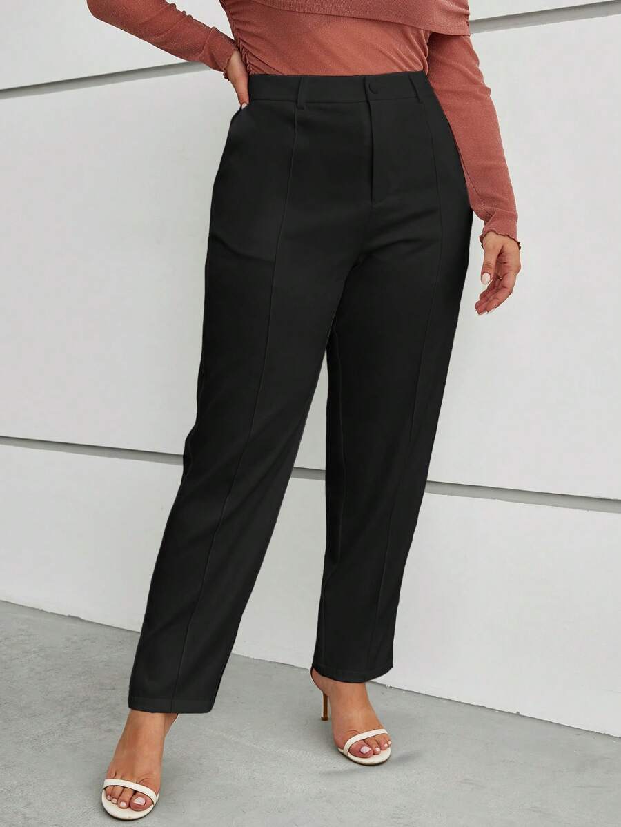 Ideal para trabalho e eventos. Calça social plus size preta afunilada com forro, zíper e corte que valoriza.