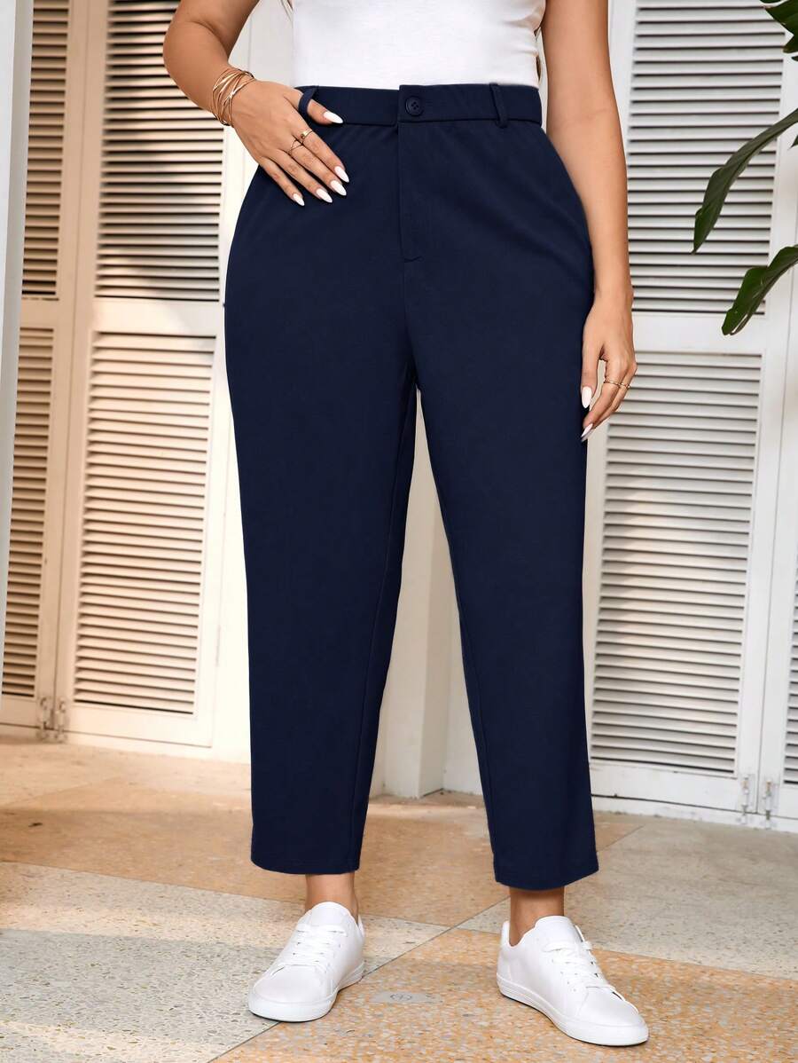 Cintura natural, caimento afunilado e toque macio. Combine com qualquer look do dia a dia.