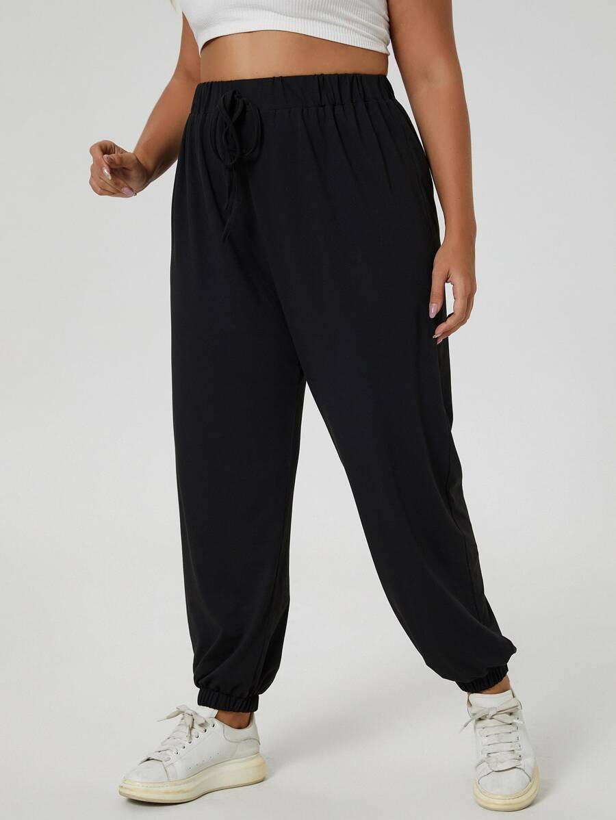 Calça de moletom plus size feminina com cintura elástica, caimento perfeito e nó frontal que valoriza suas curvas.