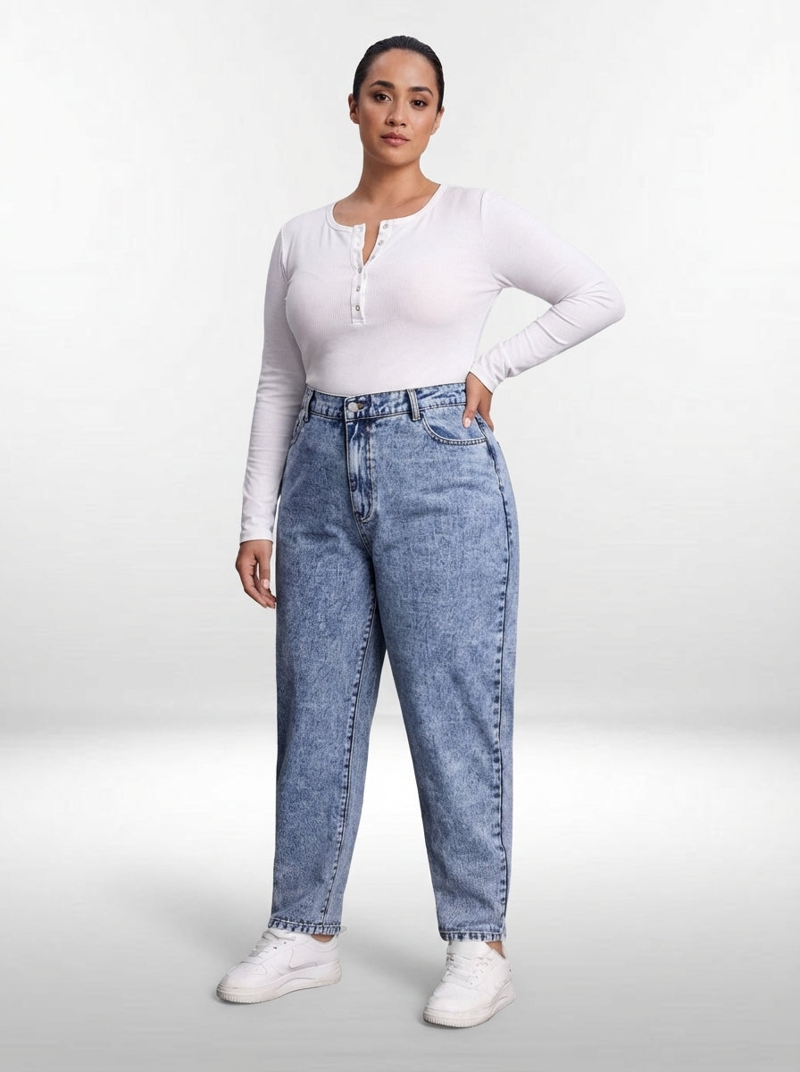 Calça jeans plus size de cintura alta com ajuste regular, modelagem afilada e comprimento longo