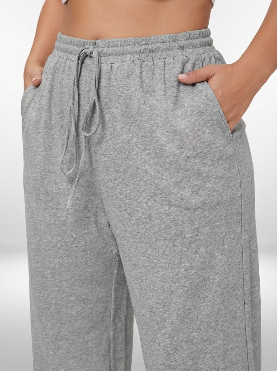 Calça moletom plus size cinza claro com tecido macio, elasticidade baixa e modelagem confortável