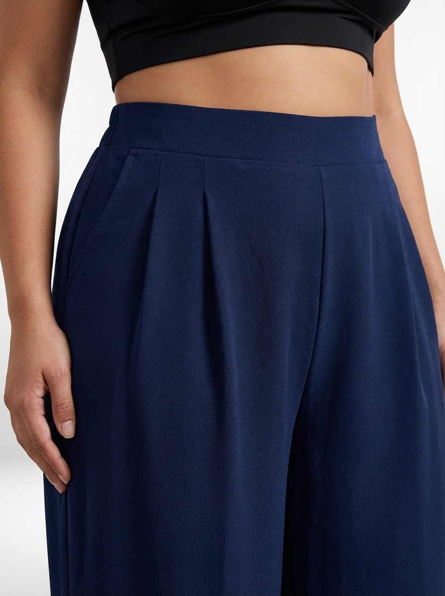 Calça pantalona plus size azul marinho com cintura alta, caimento fluido e perna larga