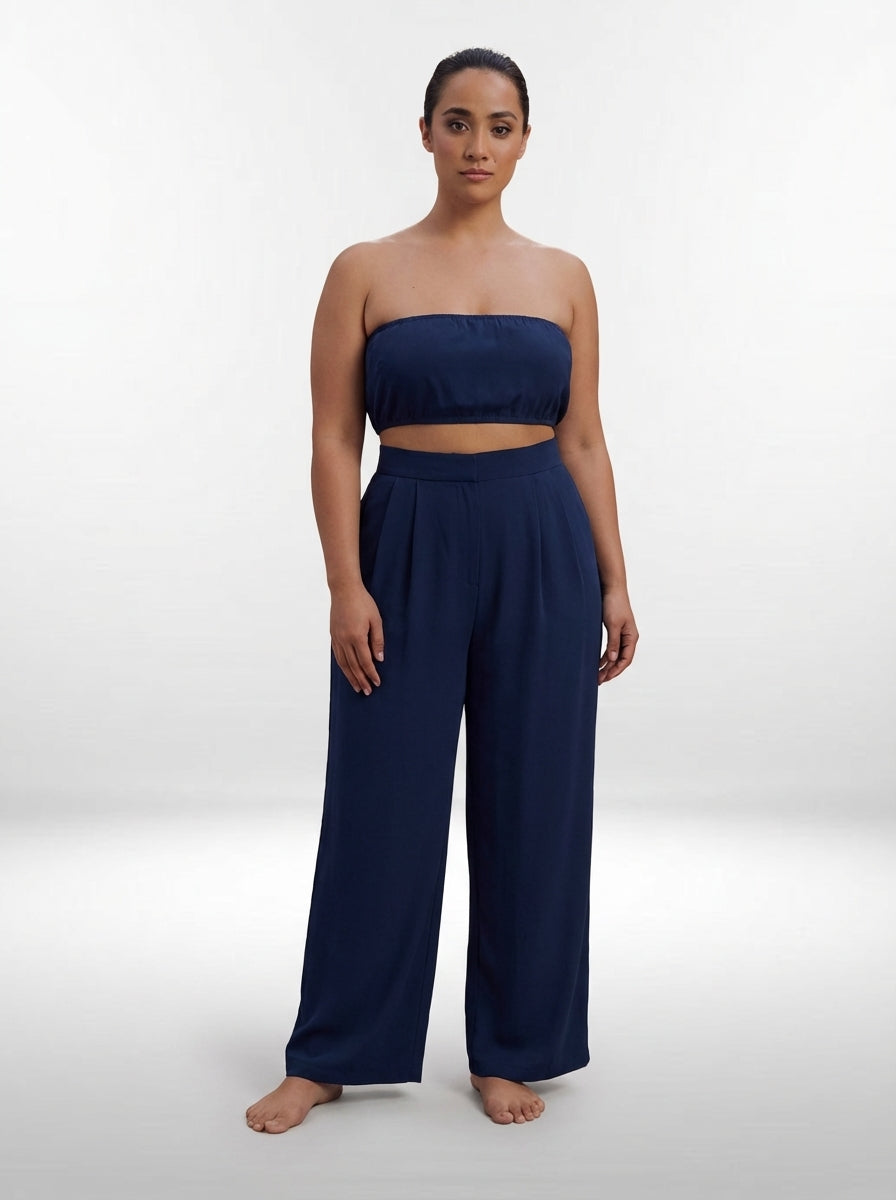 Calça plus size azul marinho de linho com comprimento longo, modelagem ampla e toque macio