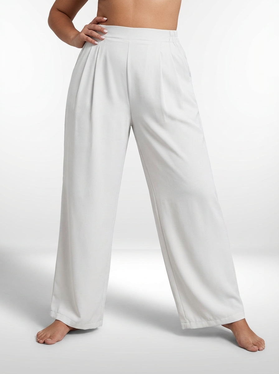 Calça plus size branca de linho com perna larga, bainha dobrada e estilo casual sofisticado