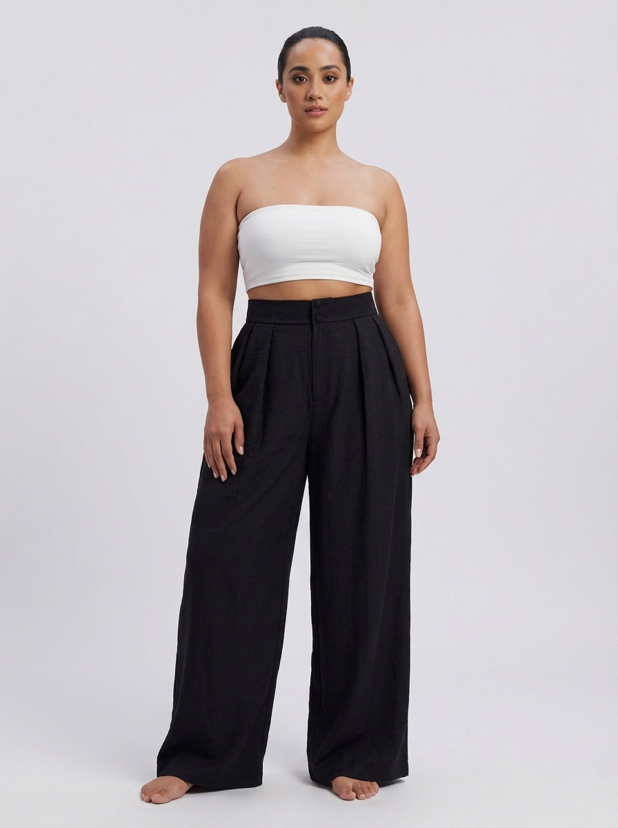Calça plus size preta com cintura alta, caimento solto e modelagem reta minimalista