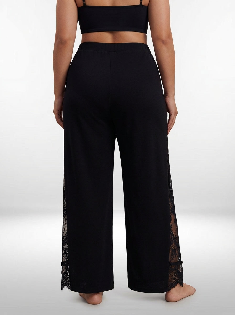 Calça plus size preta de comprimento longo com modelagem ampla e detalhe em renda na lateral
