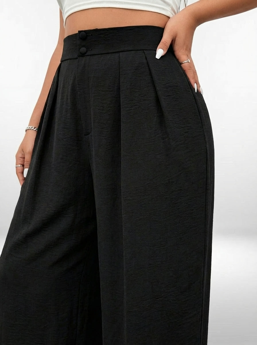 Calça plus size preta cintura alta com caimento leve, estilo minimalista e tecido 100% algodão
