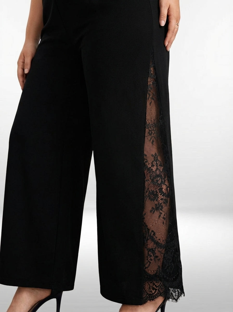 Calça plus size preta em malha com elasticidade baixa, caimento regular e fenda lateral