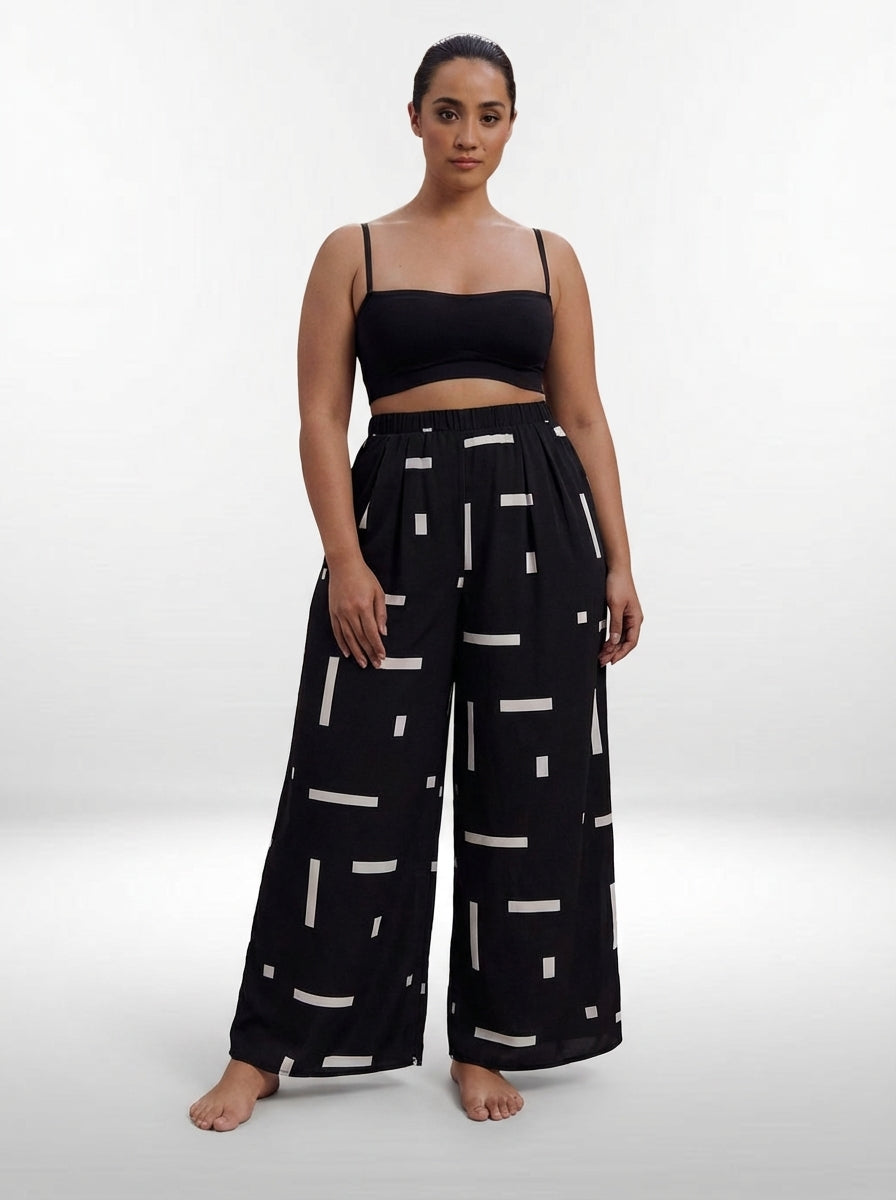 Calça wide leg plus size casual com estampa preta e branca, comprimento extra e caimento leve