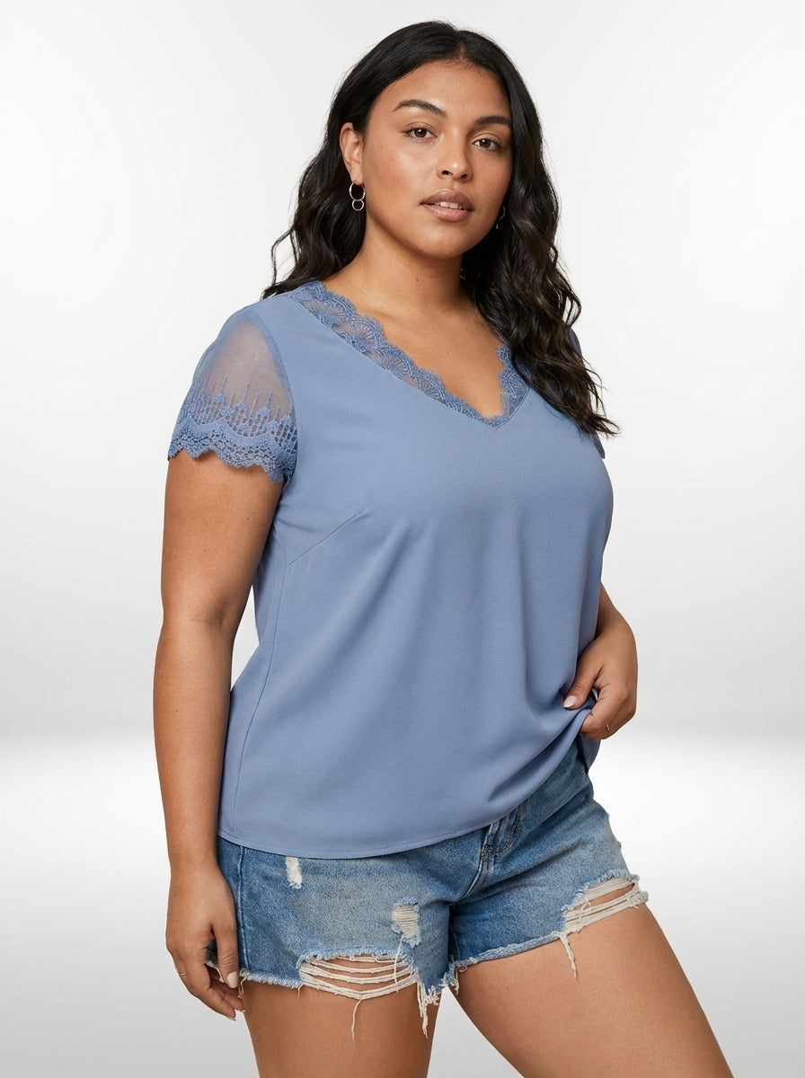 Camisa plus size Polly azul com decote V pequeno, caimento solto e detalhe de laço em contraste