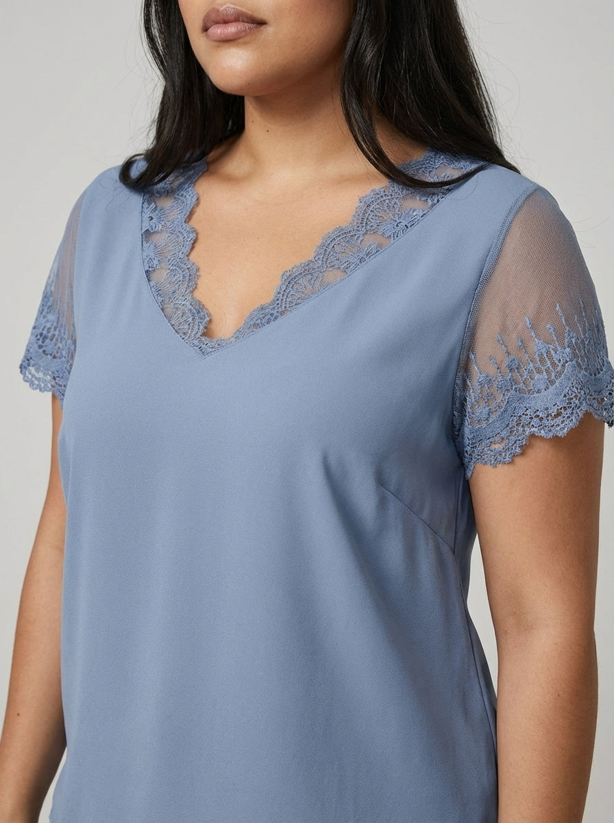 Camisa plus size azul com manga curta, comprimento regular e visual casual elegante