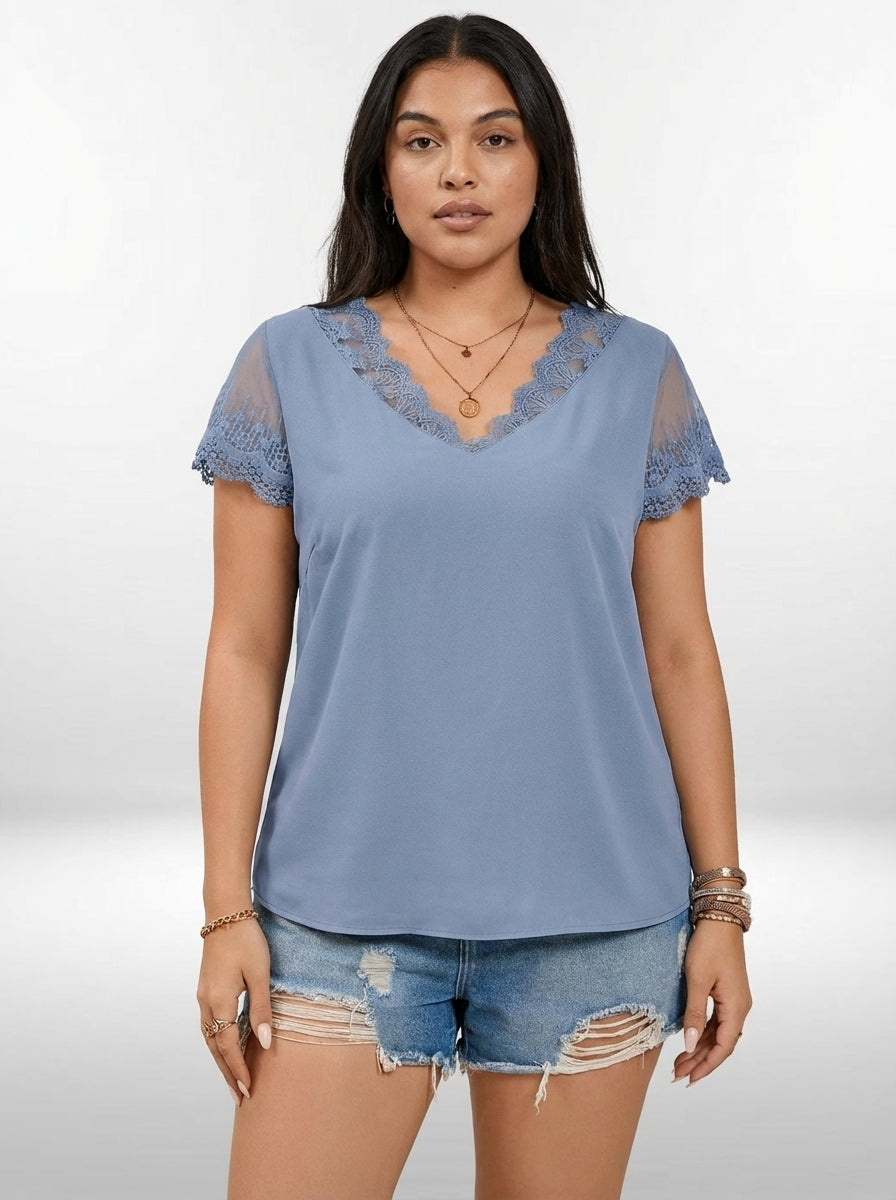 Camisa plus size Polly azul com tecido não elástico, modelagem solta e laço em contraste
