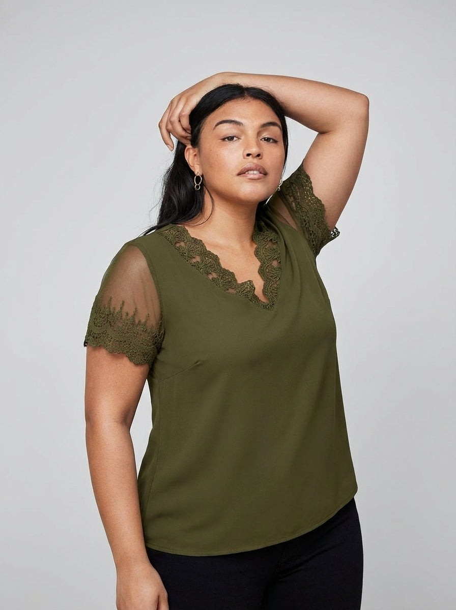 Camisa plus size Polly verde com decote V pequeno, laço em contraste e manga curta
