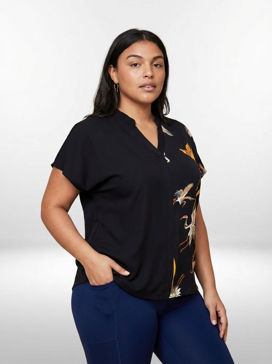 Camisa plus size casual preta com estampa floral, manga curta morcego e ajuste regular