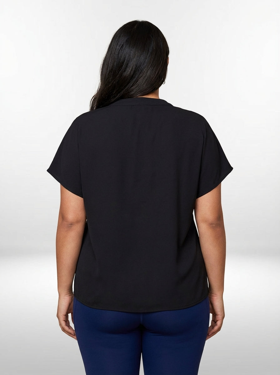Camisa plus size preta com mangas curtas morcego, caimento regular e visual casual elegante