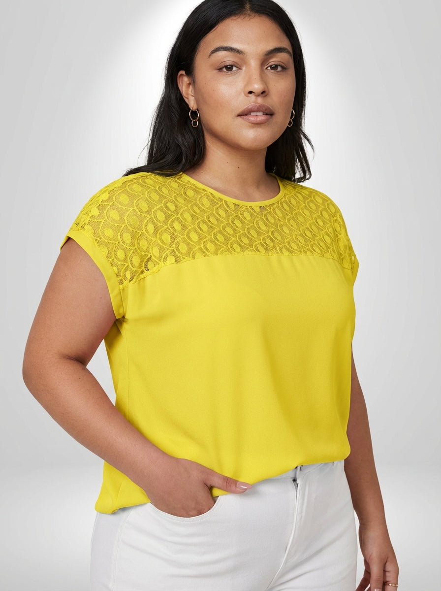 Camiseta plus size Classis amarela com gola redonda, manga morcego e bordado de ilhó