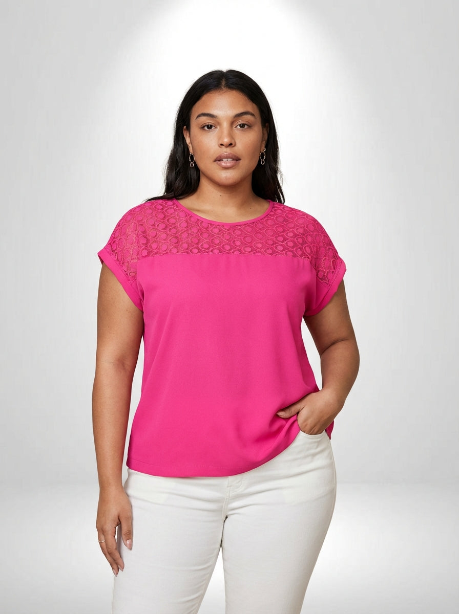 Camiseta plus size Classis rosa com detalhe de laço, gola redonda e modelagem confortável