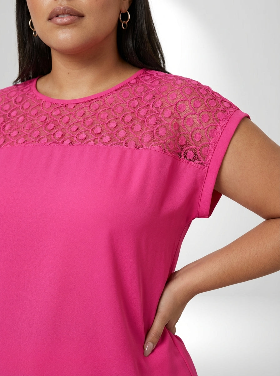 Camiseta plus size rosa com bordado de ilhó, manga morcego curta e estilo casual