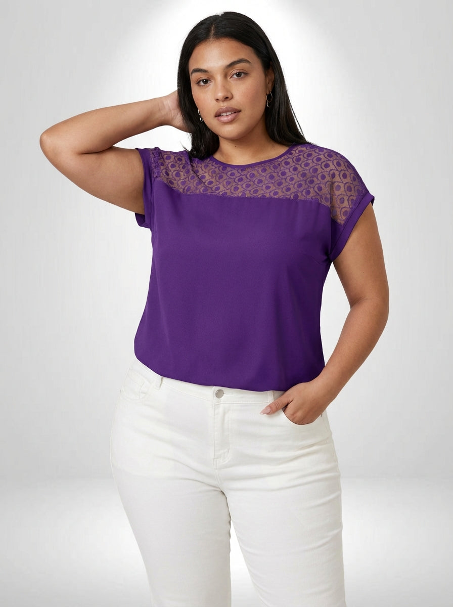 Camiseta plus size Classis roxa com gola redonda, bordado de ilhó e caimento regular