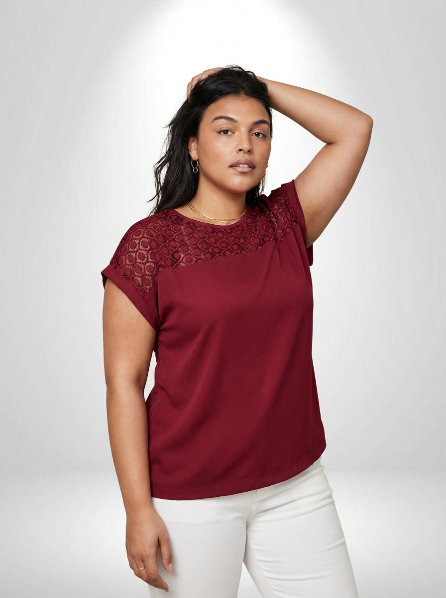 Camiseta plus size Classis vinho com bordado de ilhó, manga curta morcego e ajuste regular