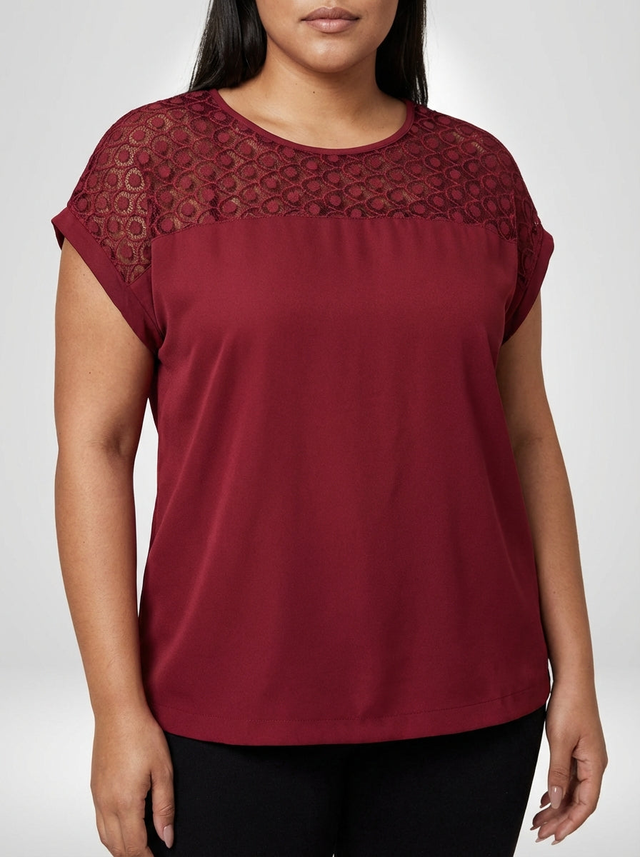 Camiseta plus size vinho com gola redonda, laço em contraste e modelagem confortável