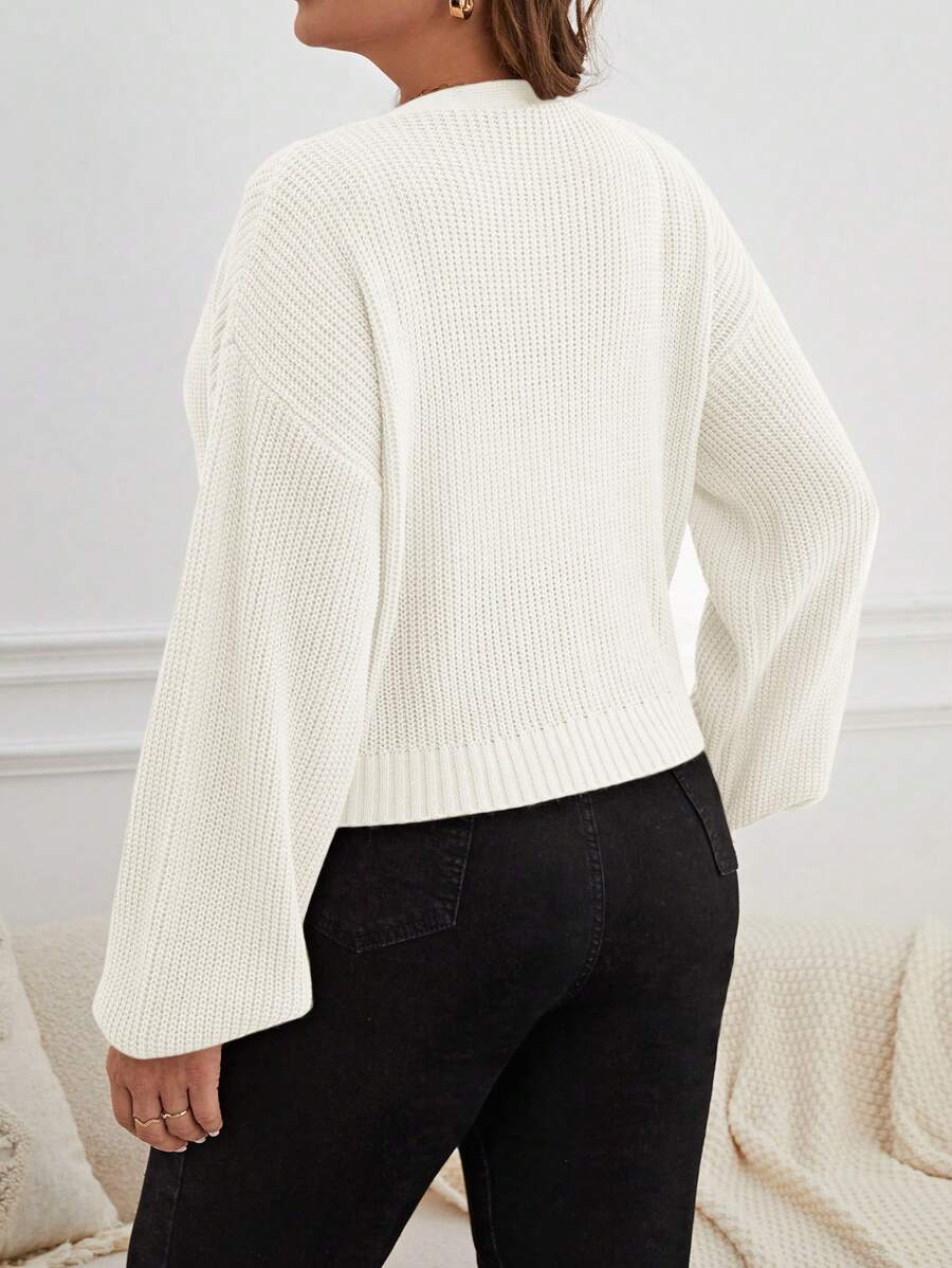 Cardigan Plus Size com caimento solto e tecido de lã penteada. Combine com calças, vestidos ou saias.