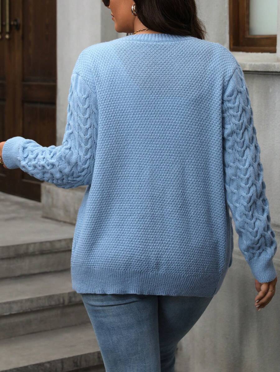 Cardigan plus size transpassado em lã penteada, ideal para looks elegantes e quentinhos.