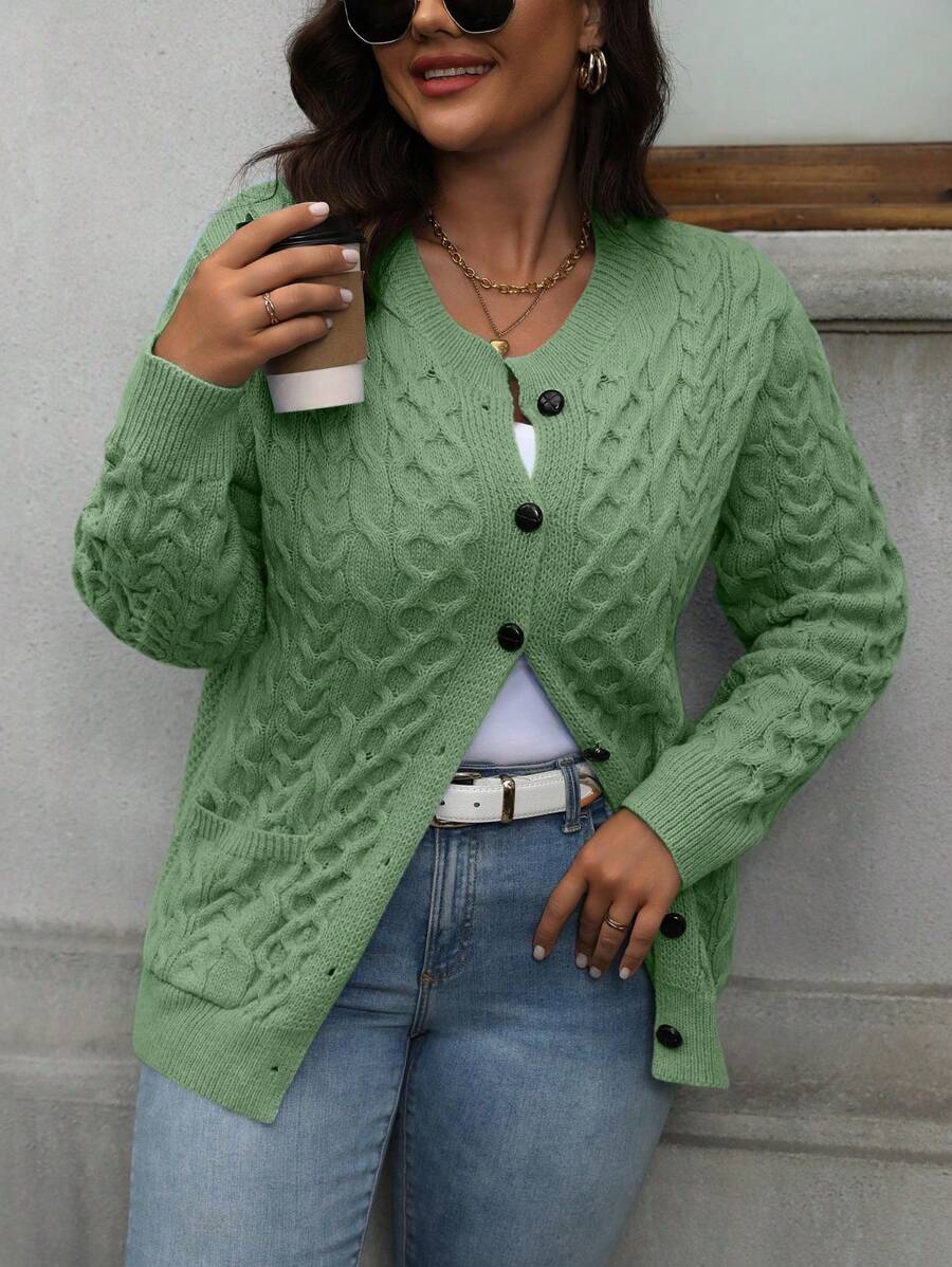 Cardigan plus size em lã penteada, ajuste regular e bolsos práticos para o dia a dia.