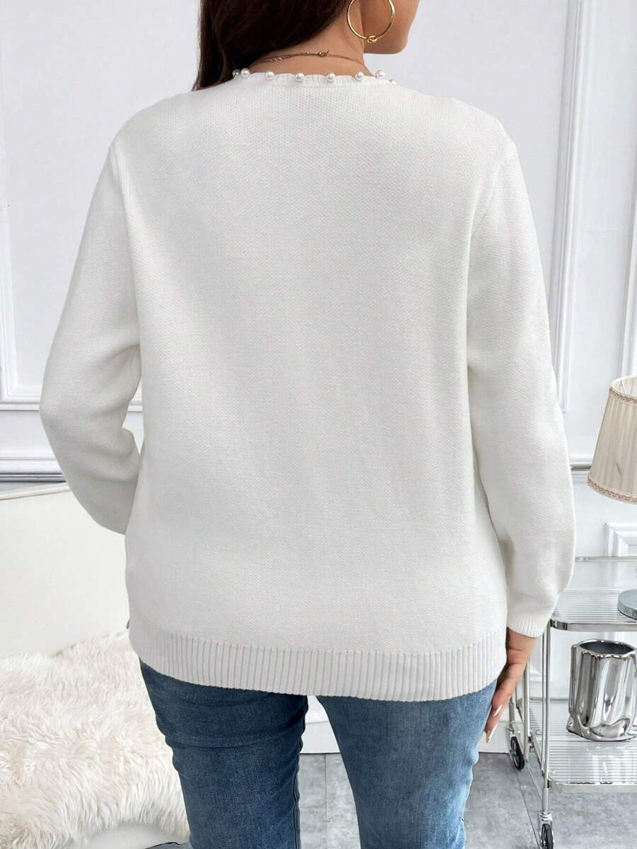 Cardigan feminino plus size com detalhe em pérolas, tecido macio e caimento solto. Ideal para combinar com qualquer look casual.