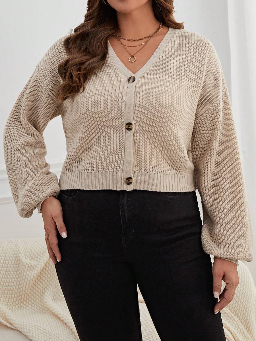 Cardigan Plus Size curto com botões funcionais. Ideal para combinar com vestidos, calças ou saias.