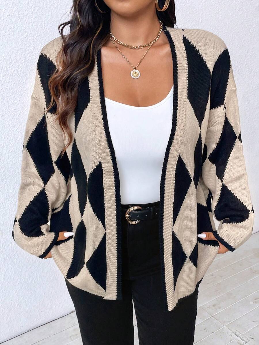 Cardigan Plus Size manga longa com decote ombro a ombro. Peça versátil, ideal para looks do trabalho ao jantar.
