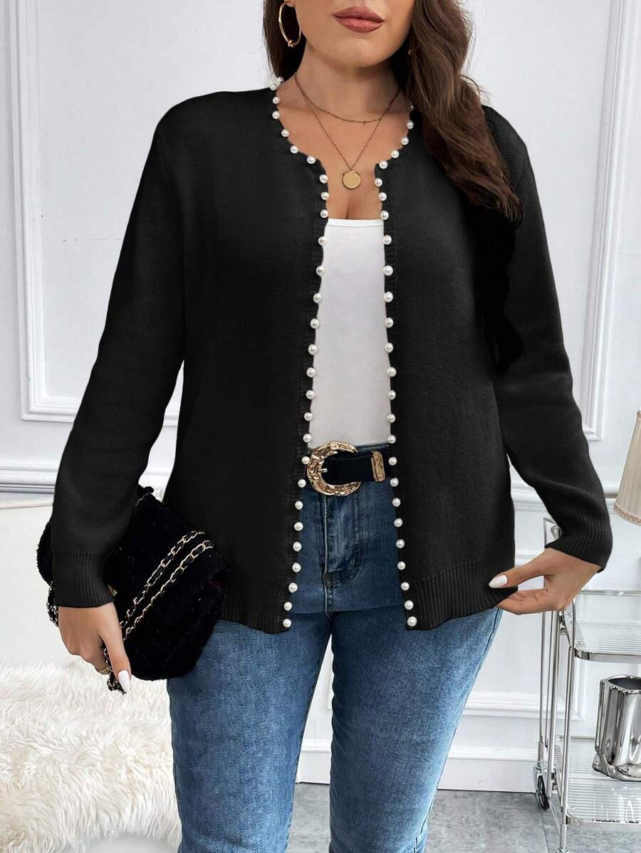 Cardigan preto plus size com pérolas em formato leque. Tecido macio, caimento solto e design elegante para valorizar seu estilo.