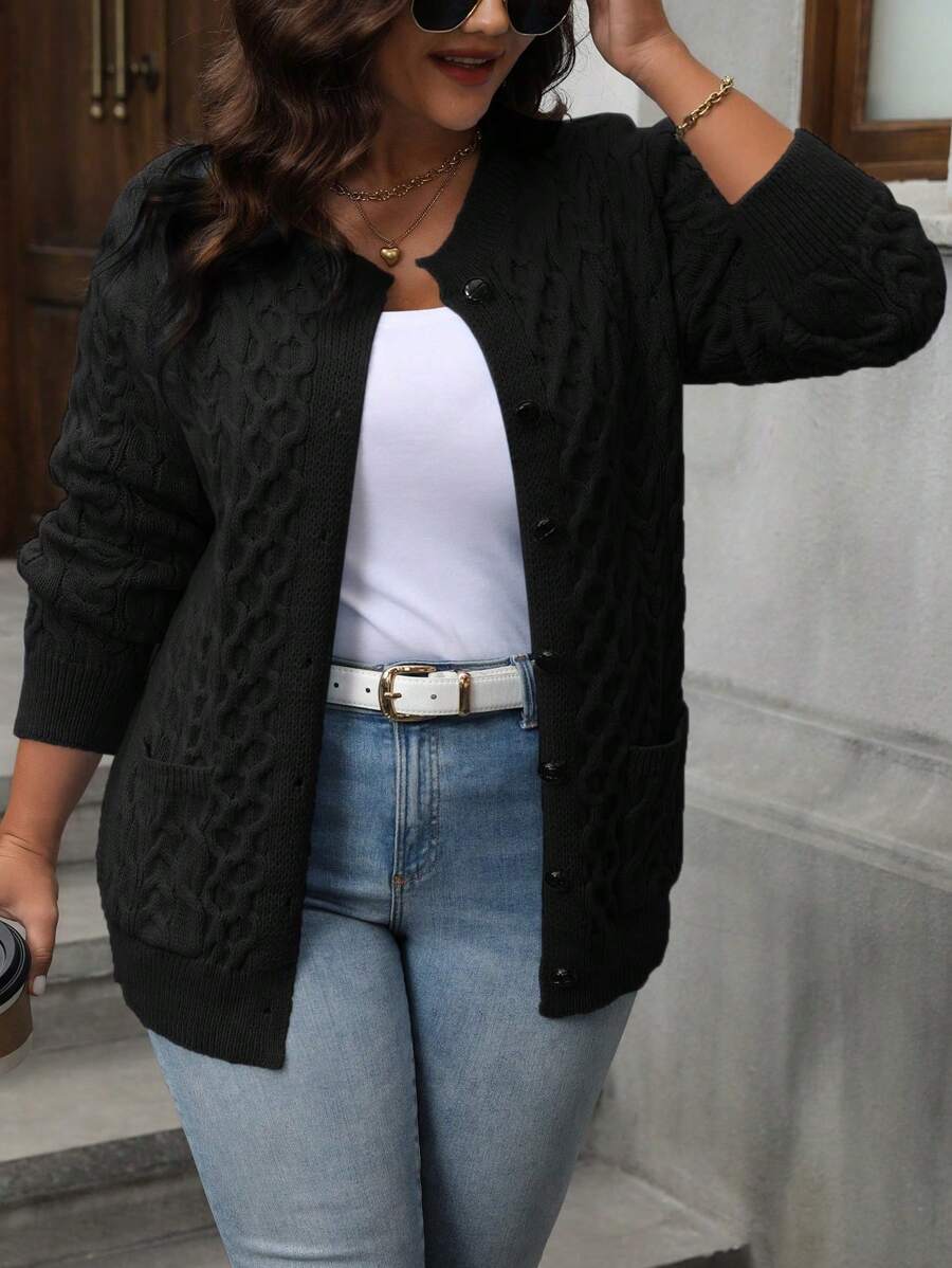 Cardigan plus size em lã penteada, conforto diário e elegância casual para mulheres.