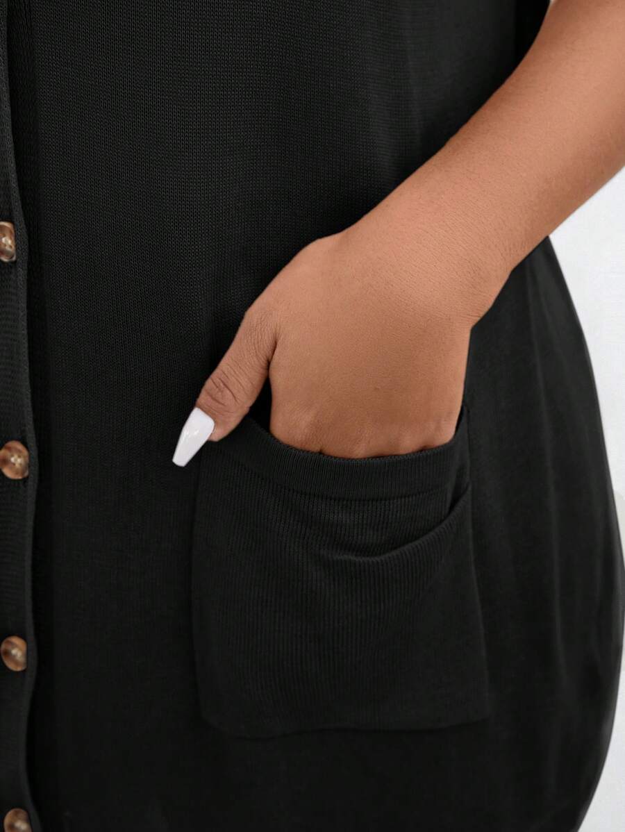Cardigan feminino plus size com detalhe em bolsos, decote V pequeno e modelagem solta.