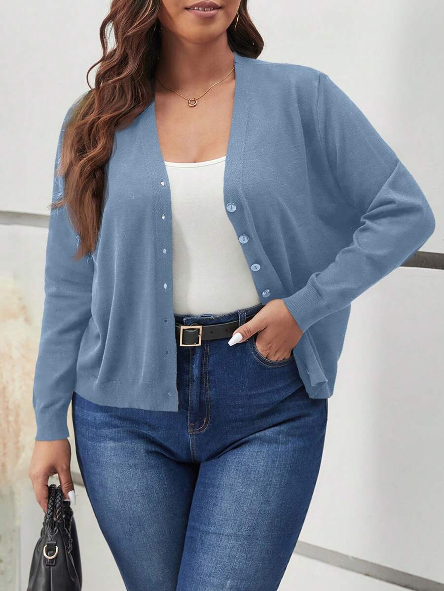 Cardigan Plus Size de malha com baixa elasticidade. Estilo casual e durabilidade para compor combinações modernas.