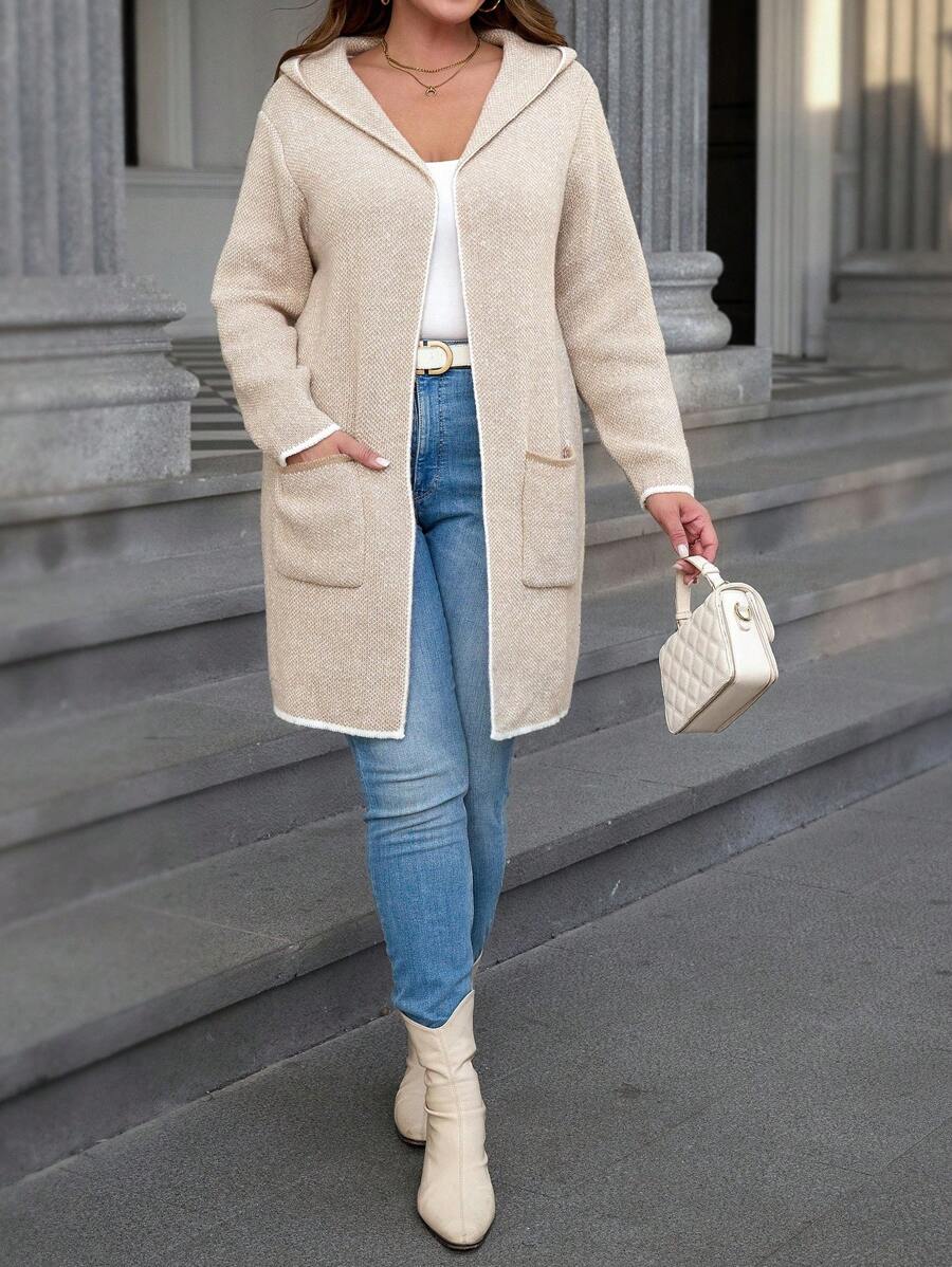 Cardigan plus size longo, confortável e elegante, com capuz e bolsos. Transforme seu look casual com estilo e praticidade.
