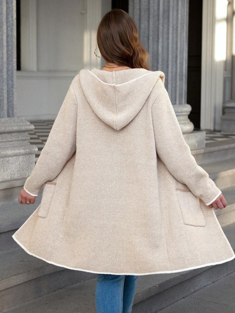 Descubra o cardigan plus size longo perfeito: capuz aconchegante, bolsos funcionais e caimento que valoriza seu corpo.
