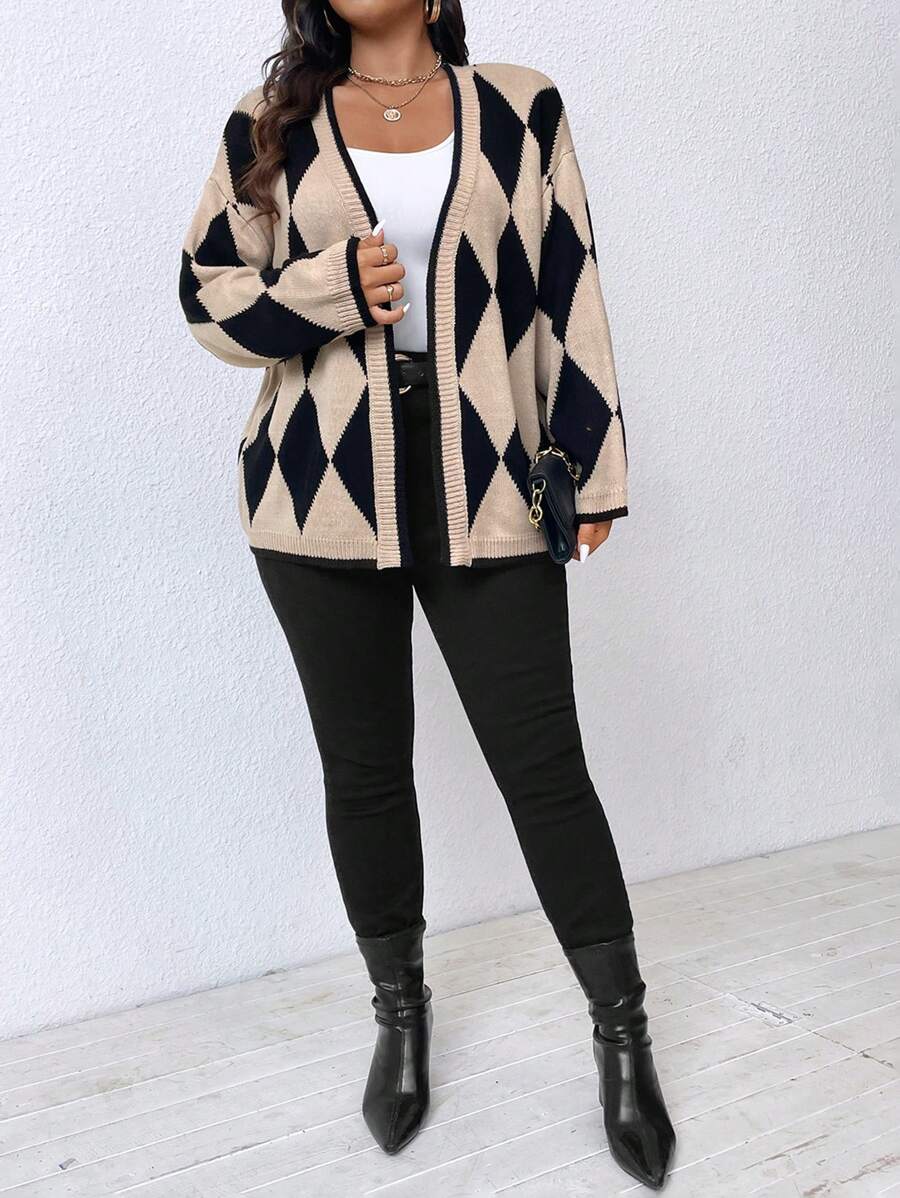 Cardigan Plus Size casual, manga longa e cintura ajustada. Estilo versátil para compor looks sofisticados e confortáveis.