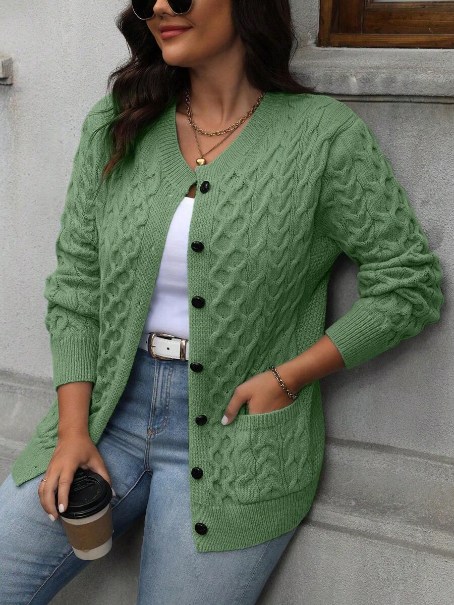 Cardigan feminino plus size com decote V discreto, bolsos práticos e conforto.