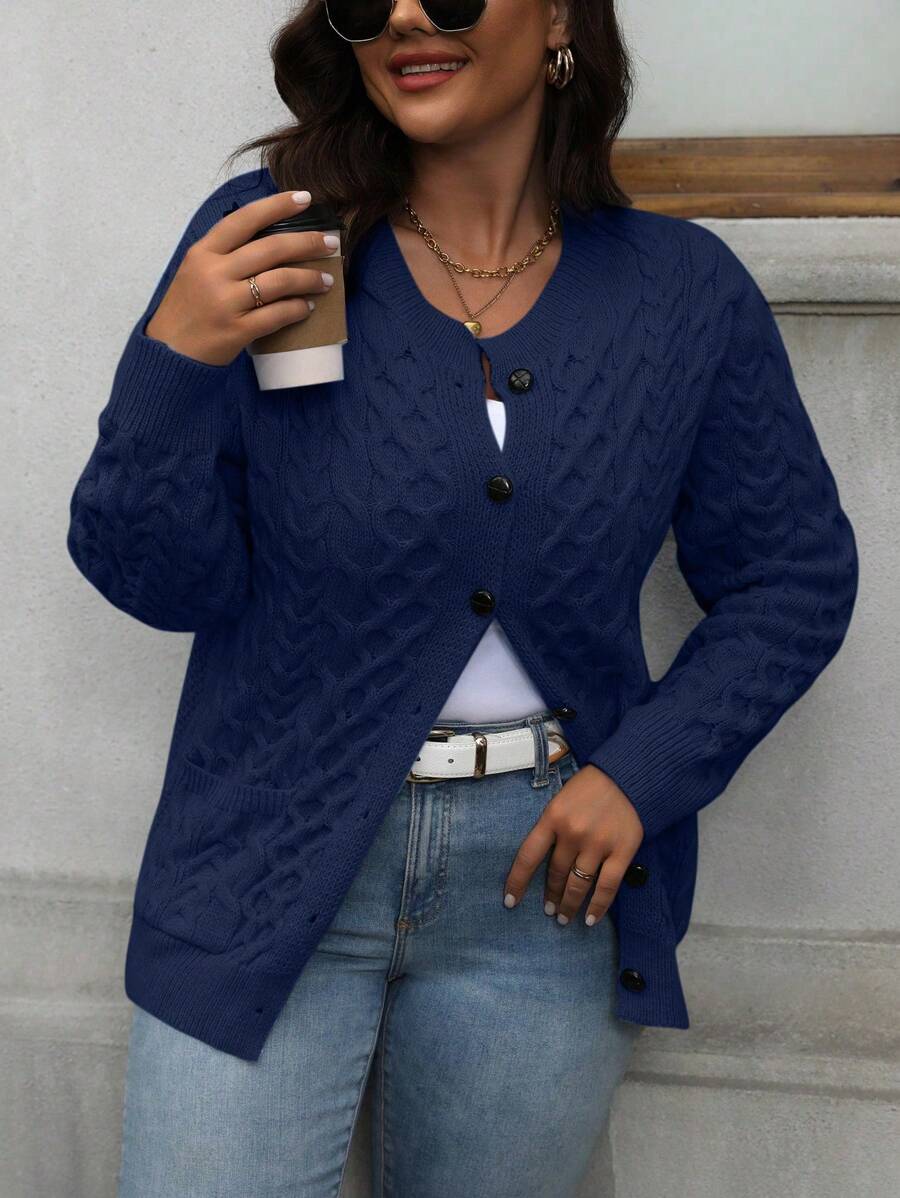 Cardigan feminino plus size transpassado com bolsos, estilo e aconchego garantidos.