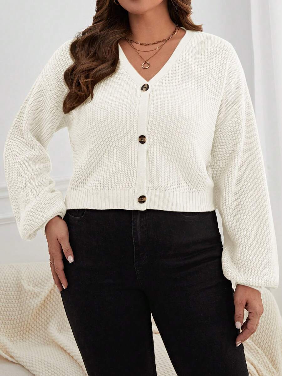 Cardigan feminino curto Plus Size, estilo casual com botões. Leve, aconchegante e fácil de combinar.