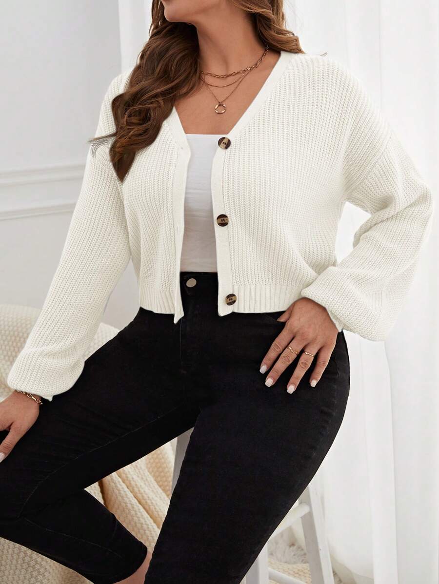 Cardigan feminino Plus Size com manga longa e design clássico. Perfeito para o dia a dia ou eventos.