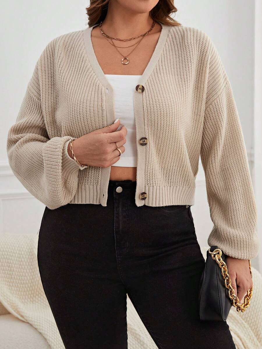 Cardigan Plus Size curto com botões e caimento solto. Ideal para conforto e looks casuais versáteis.