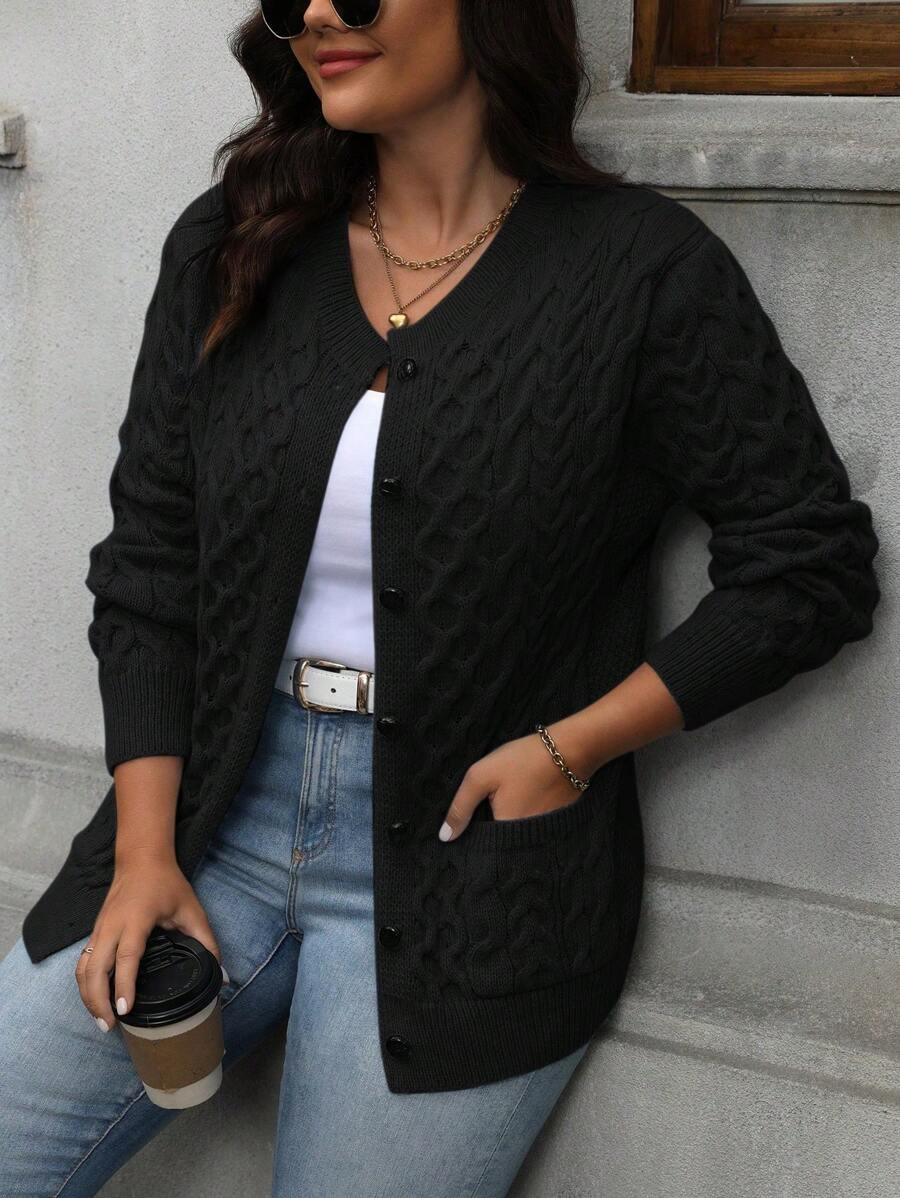 Aqueça seus dias com estilo: cardigan plus size com bolsos funcionais e ajuste regular.