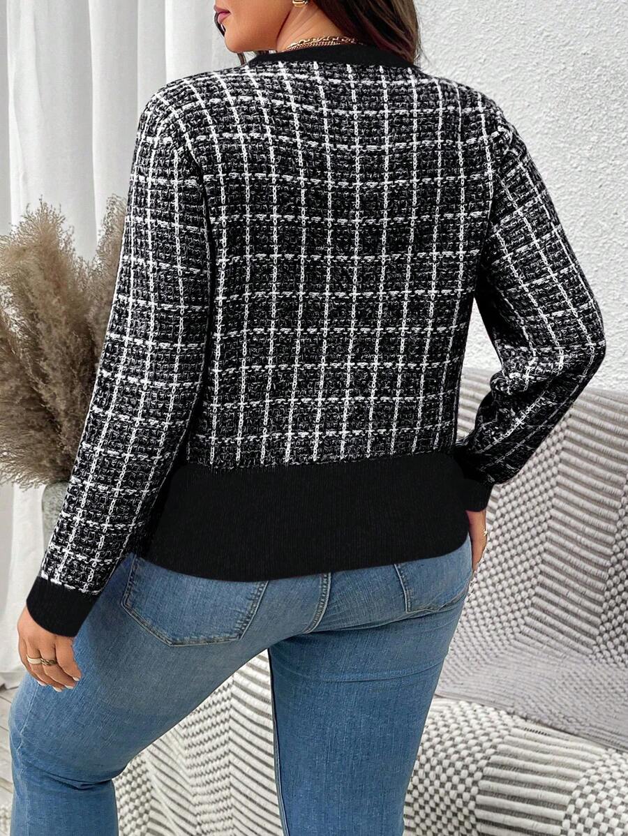 Cardigan Plus Size preto com gola redonda e manga longa. Toque macio, elegante e fácil de combinar com qualquer look.